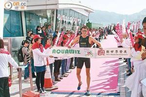 Tony Dodds crossing the finish line with an impressive 90 second lead on the first runner up, Simon Agoston (Austria).